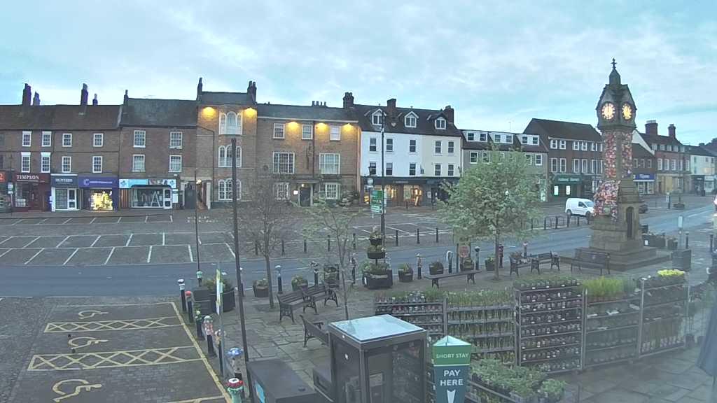Thirsk webcam overlooking the Market Place