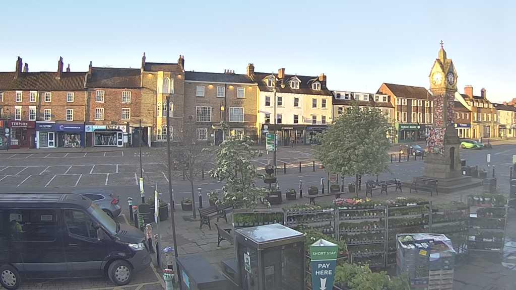 Thirsk webcam overlooking the Market Place