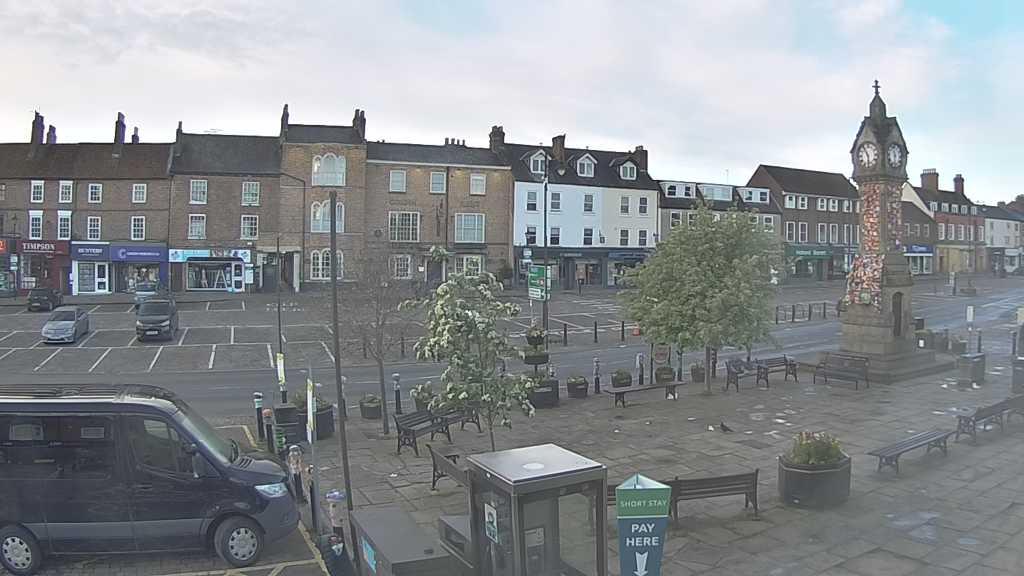 Thirsk webcam overlooking the Market Place