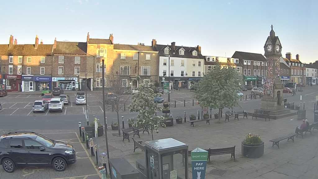 Thirsk webcam overlooking the Market Place