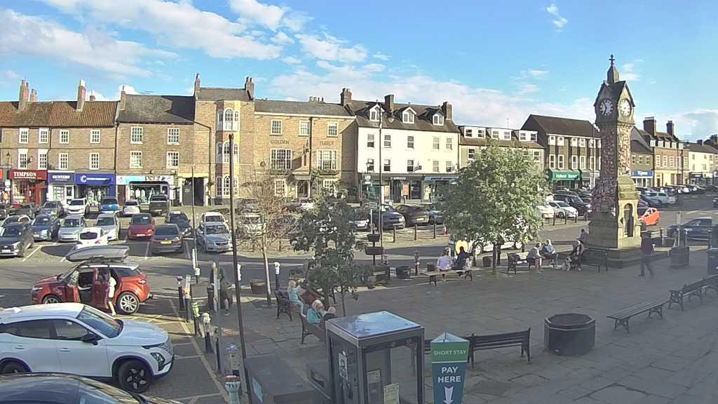 Thirsk webcam overlooking the Market Place