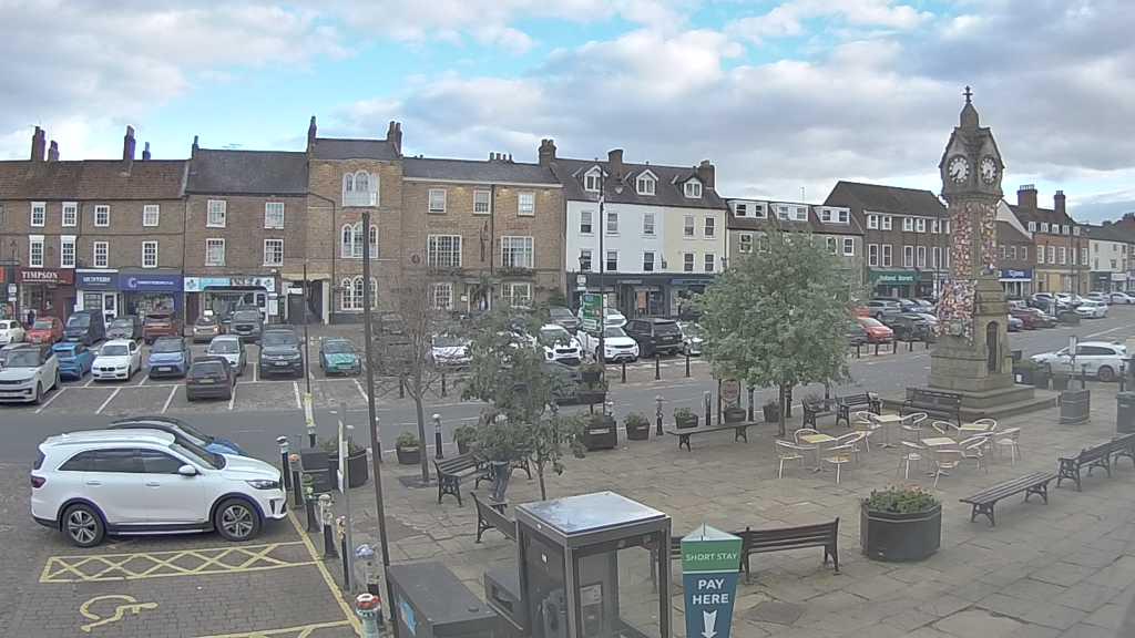 Thirsk webcam overlooking the Market Place