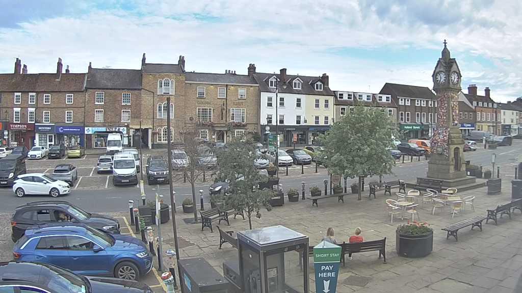 Thirsk webcam overlooking the Market Place