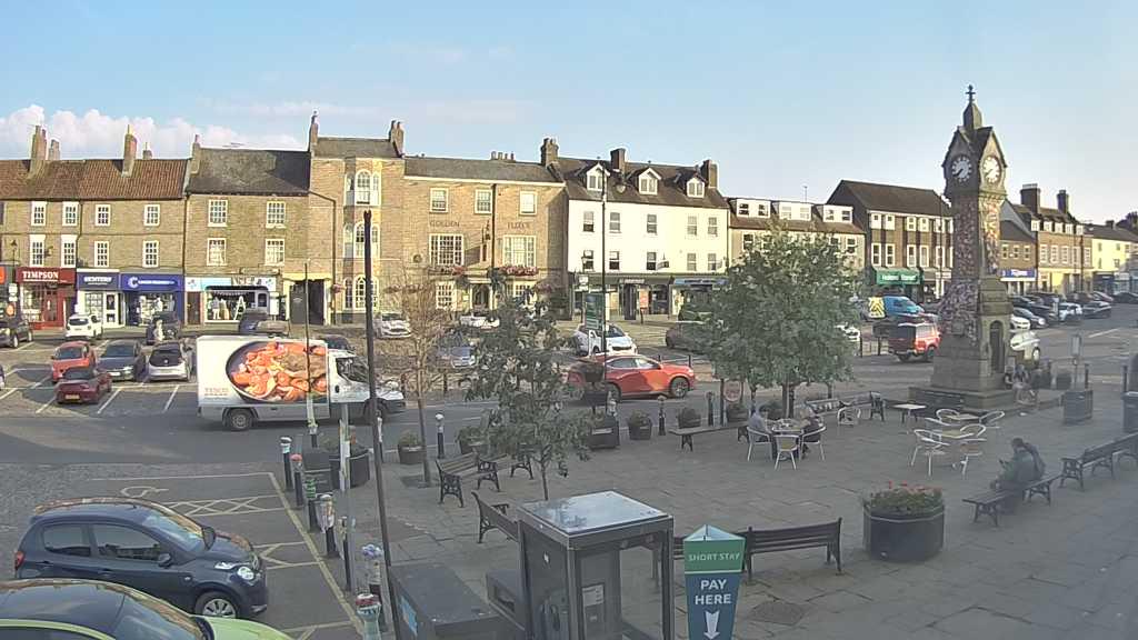 Thirsk webcam overlooking the Market Place