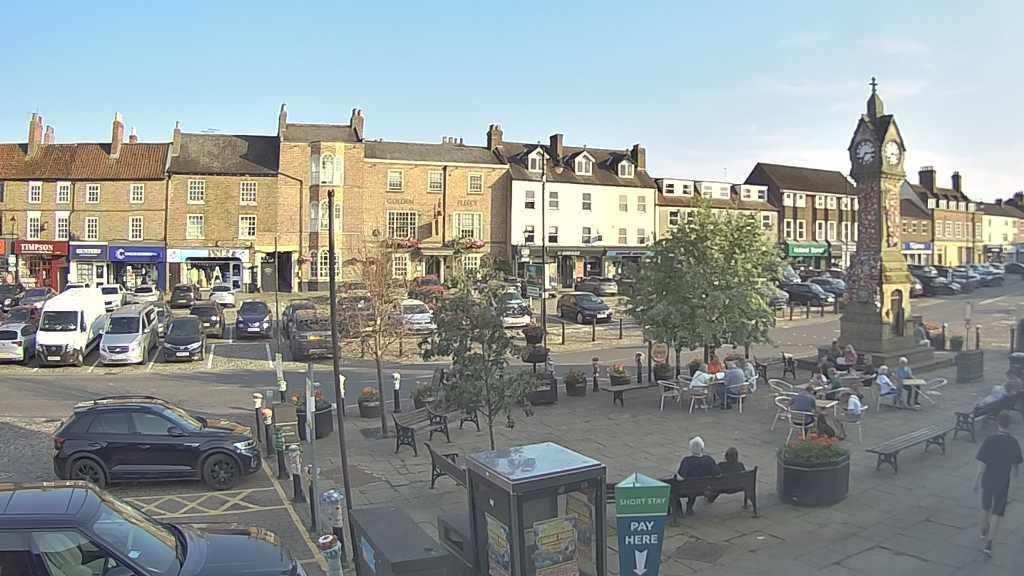 Thirsk webcam overlooking the Market Place