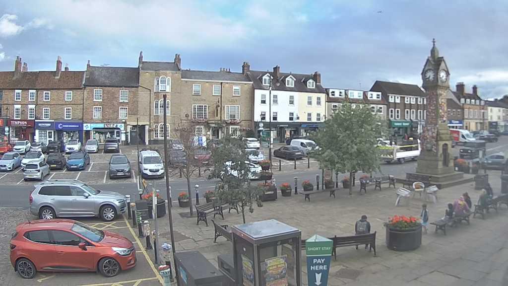 Thirsk webcam overlooking the Market Place