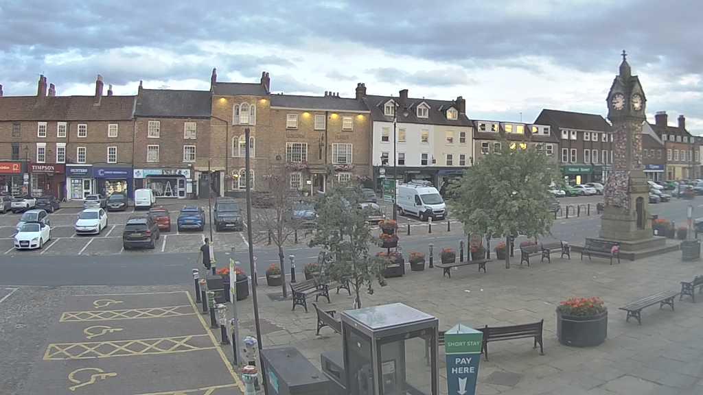 Thirsk webcam overlooking the Market Place